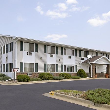 Super 8 By Wyndham Tomah Wisconsin Motel Exterior photo