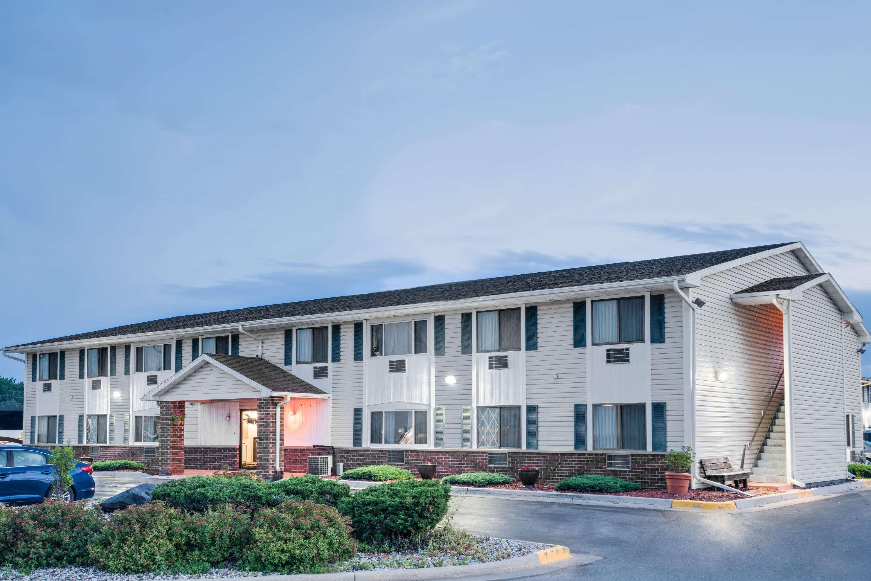 Super 8 By Wyndham Tomah Wisconsin Motel Exterior photo