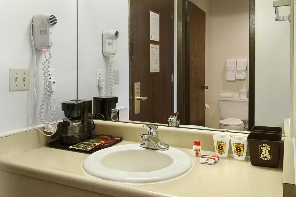 Super 8 By Wyndham Tomah Wisconsin Motel Room photo