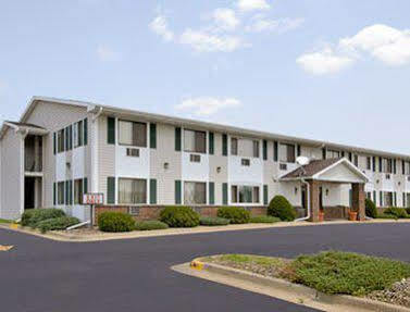 Super 8 By Wyndham Tomah Wisconsin Motel Exterior photo